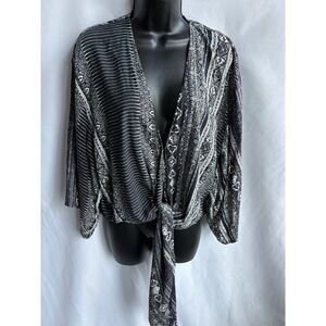 Olivaceous Boho Black White Kimono Top Size M Beachy Bohemian Vacation Romantic